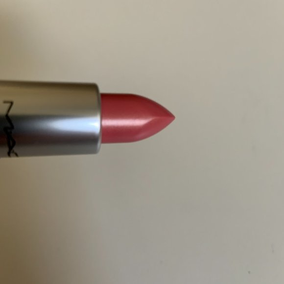 MAC Cosmetics Lustre Lipstick in GIDDY Medium Pink with Pearl Finish Full Size - Picture 3 of 10